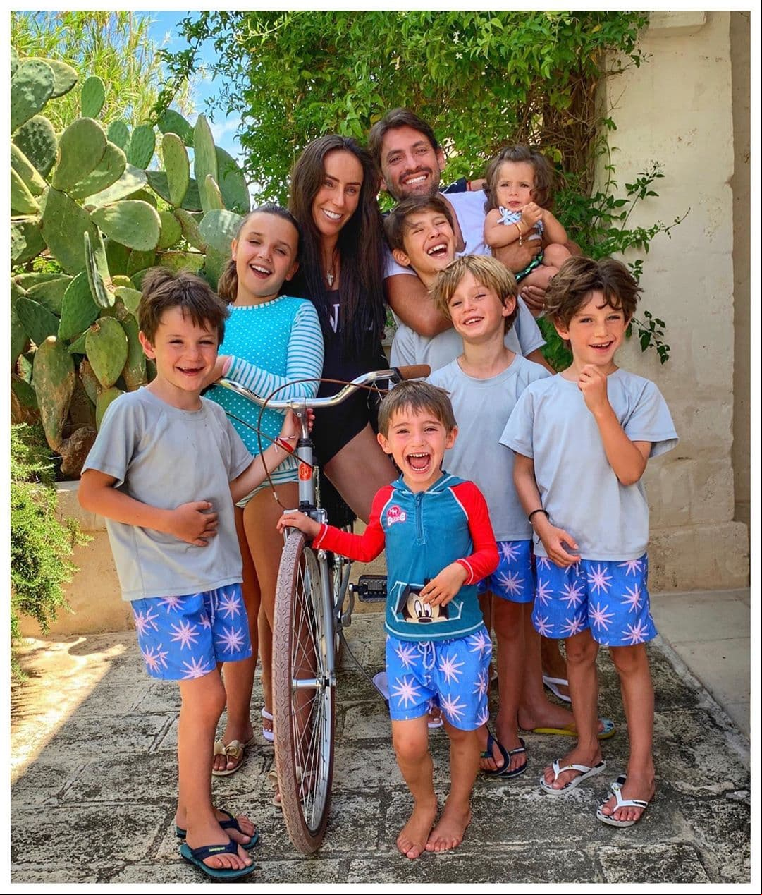 Inés Gómez Mont comparte imágenes de la graduación de sus hijos en casa