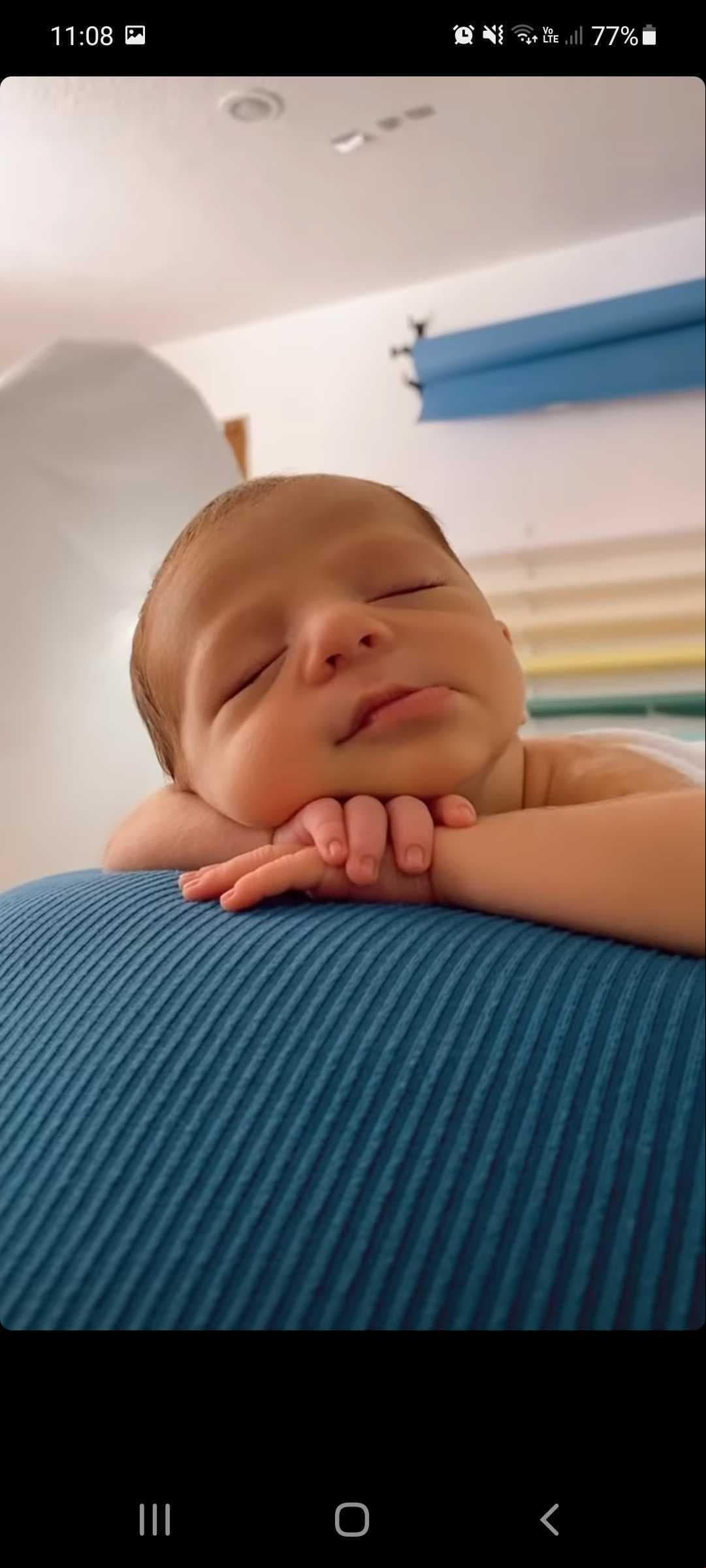 Fue a través de su cuenta oficial de Instagram que la coreógrafa del programa Hoy compartió una serie de imágenes en las que se observa al bebé con tiernos atuendos, en su mayoría en tonos azul y gris, mientras posa dormidito para la cámara.