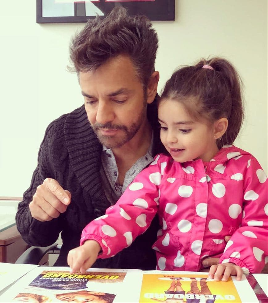 En esta foto presumió que llevo a su hija de apenas 4 años al trabajo a ayudarle con el poster de su última película ‘Hombre al agua’