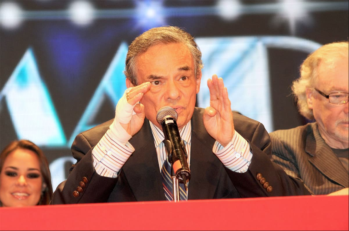 En una conferencia de prensa de 2011, José José comentó que Manuel José empezó a mandarle e-mails como un irador más y después comenzó a promocionarse como su hijo. “Dado el parecido que yo mismo noté en él con la familia de mi papá, lo primero que hice, por respeto a Dios, porque todo hijo es una bendición, por respeto a mi esposa, a mis hijos, al público y a su señora madre, lo invité a que nos hiciéramos (una prueba) de ADN para comprobar si éramos familiares”, dijo el cantante, en un clip que retomó Anel Noreña en febrero de este año en Instagram.