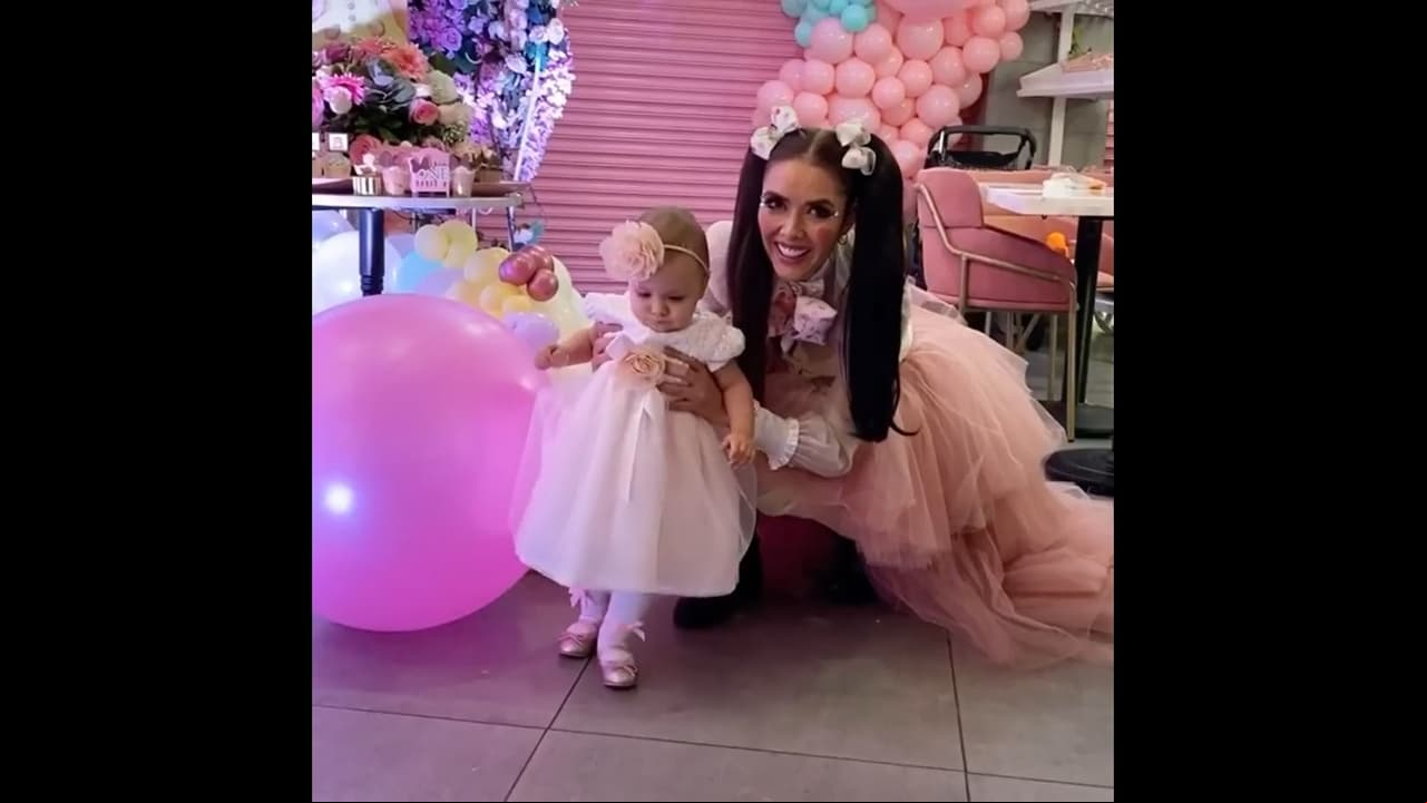La celebración se llevó a cabo en Isabella Café, establecimiento propiedad de Sherlyn, donde también hubo una piñata, la cual horas después rompieron tanto Bella como los invitados.