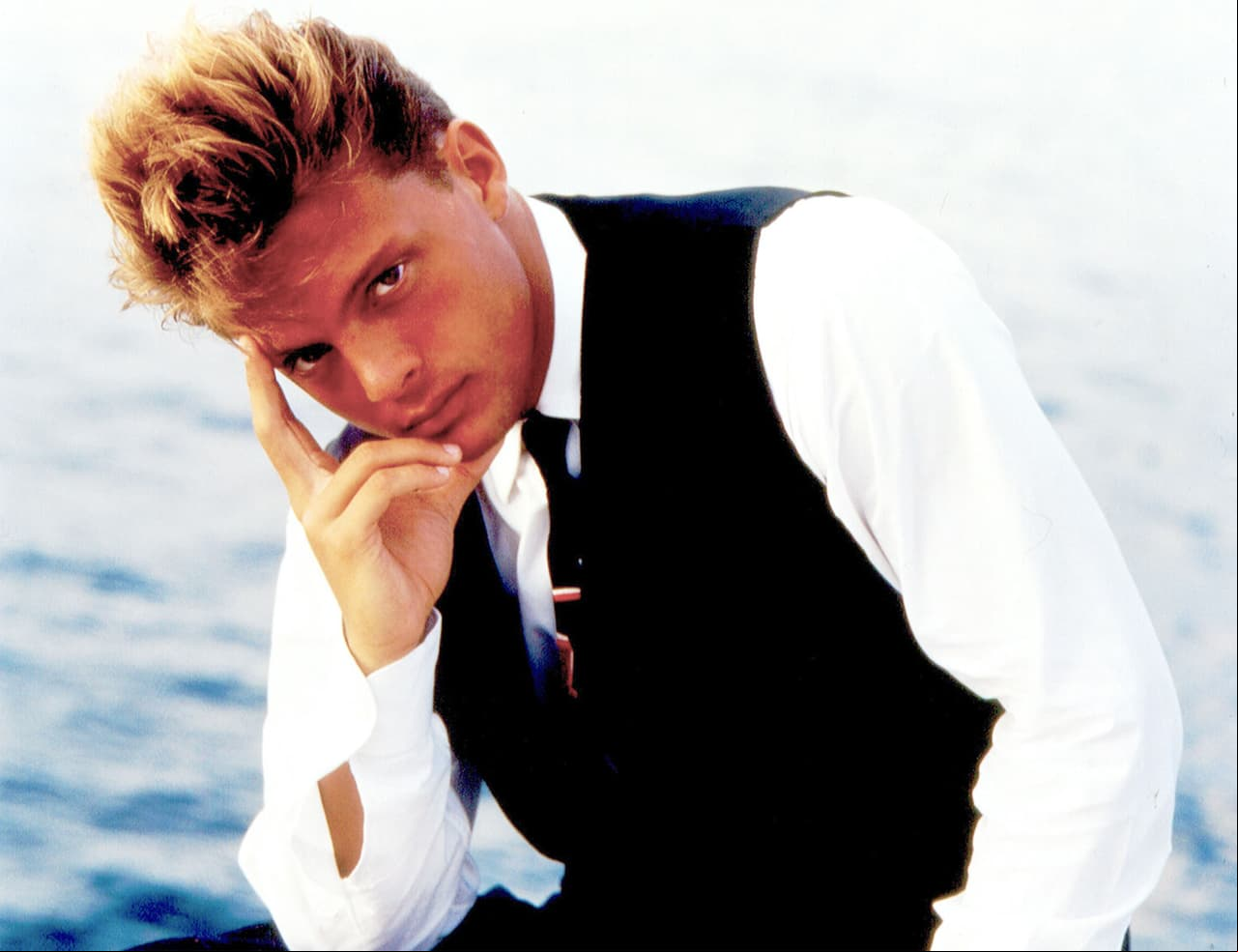 Muere modelo que apareció con Luis Miguel en video ‘Cuando calienta el sol’