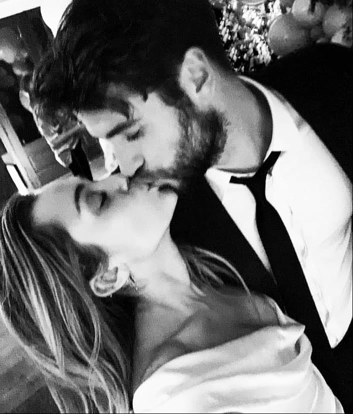 Asimismo, la feliz novia no pudo dejar de compartir una romántica foto besando al actor bajo la leyenda: ‘Este es quizá nuestro beso un millón’.
