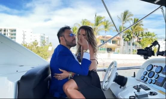 "Anoche me mandó un mensaje hermoso, de poquitas palabras, pero muy profundas", contó Niurka sobre la propuesta que recibió de su nuevo galán, quien confirmó la respuesta que la estrella de televisión de 53 años le dio: "(el mensaje decía) ¿que si quieres ser mi novia? y respondió 'sí'".