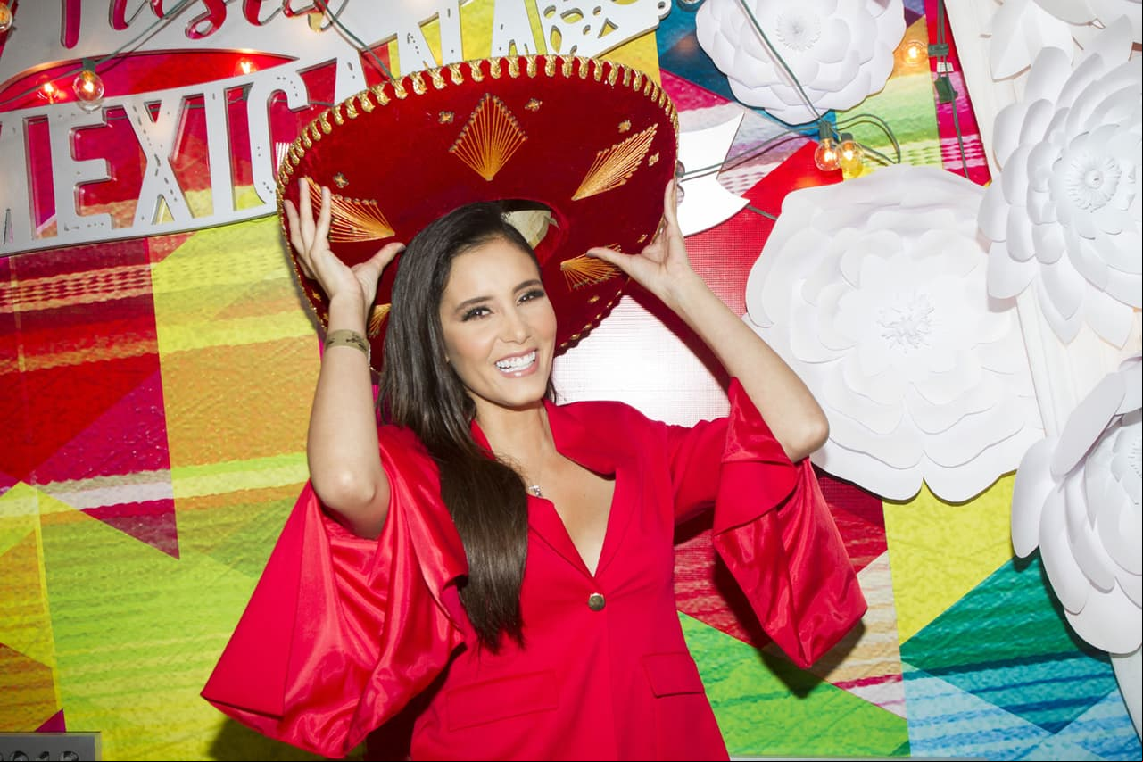 La conductora de Telehit, Bárbara Islas, lució sensual con sombrero de charro.