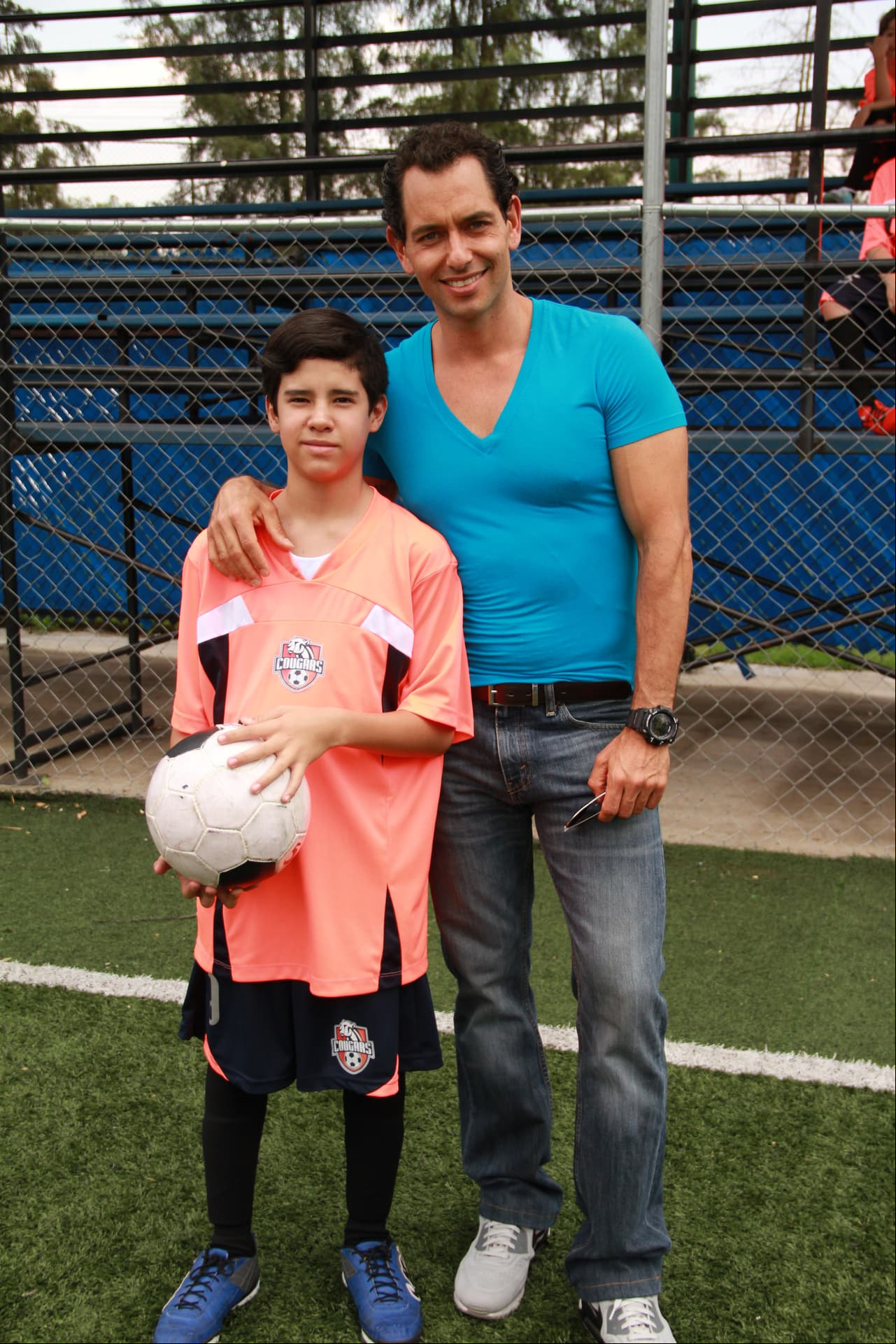Rogelio (Alejandro Peniche), el padre de Jaime (Eduardo Minett), fue jugador de fútbol y ahora quiere que su hijo sea futbolista y cumpla su sueño de ir a un Mundial a jugar.