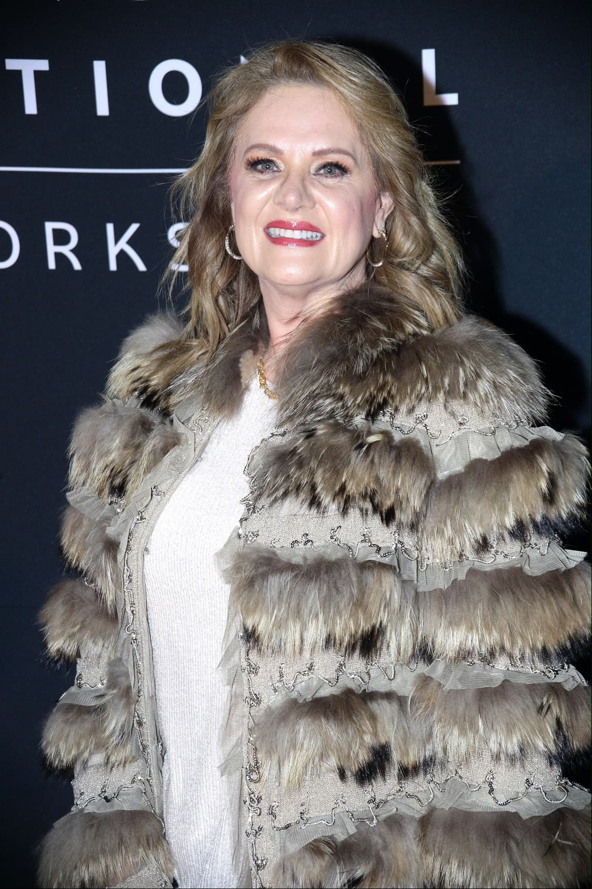 Erika Buenfil sorprende al salir de fiesta con su hijo Nicolás.