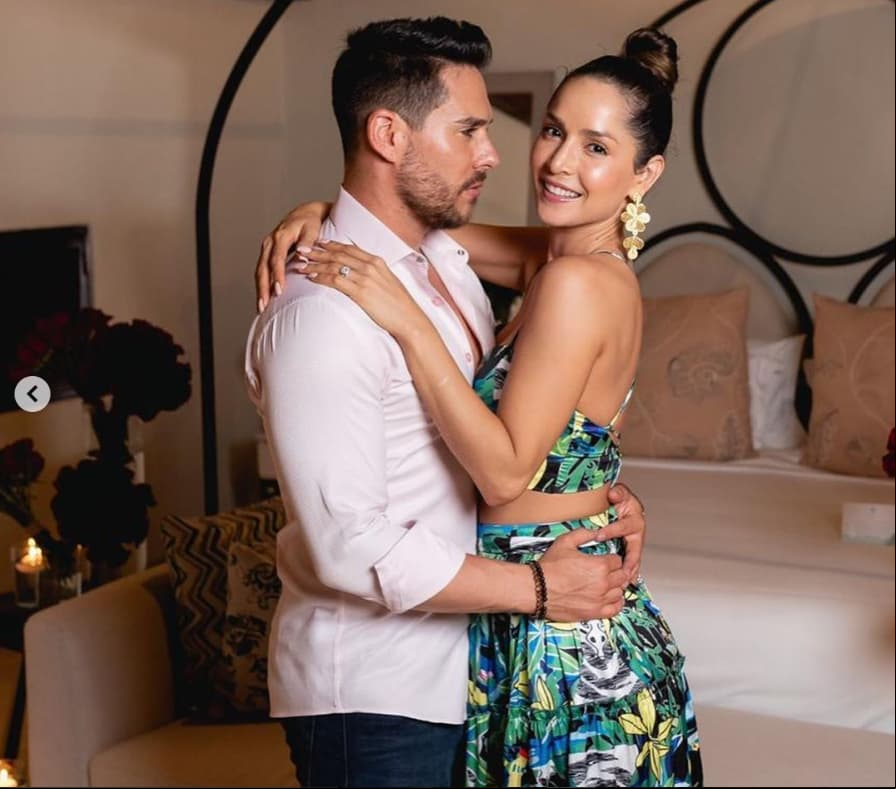 Por ello Carmen usó un conjunto caribeño floreado de dos piezas, posando una vez más con sus seres queridos mientras festeja a lo grande la nueva etapa de su relación.