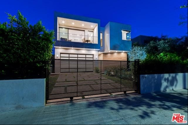 La casa cuenta con jardin al frente como en la parte posterior. Ese podría ser el lugar para que Belinda haga su vida en EU.