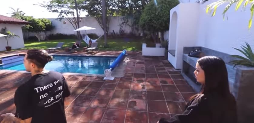 El centro de la casa es la piscina, al lado tiene un jacuzzi y a su alrededor se encuentra una sala, camastros, una hamaca y un asador.