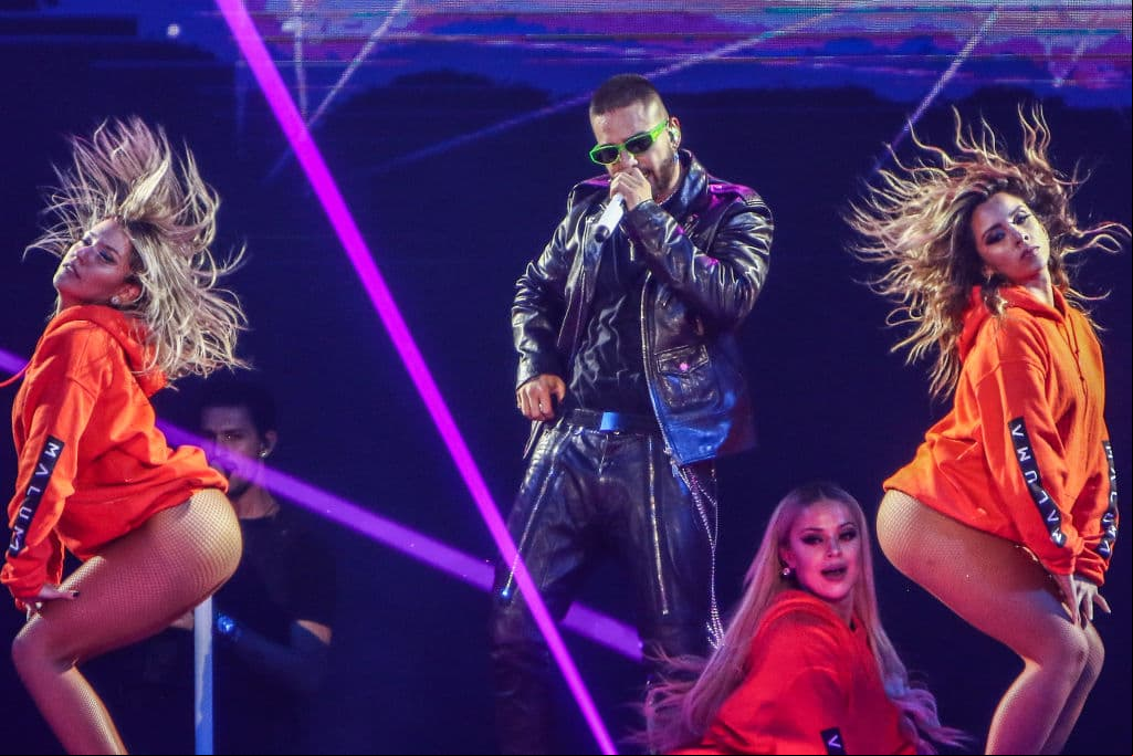 En 2019, Maluma se apuntaría otro éxito en plataformas digitales con el tema “HP”, que impulsa el lanzamiento de su siguiente producción musical, ’11:11’ y al año siguiente, ‘V’. Pero fue el año pasado que acaparó titulares con su tema "Hawái", uno de los temas más populares de la cuarentena.