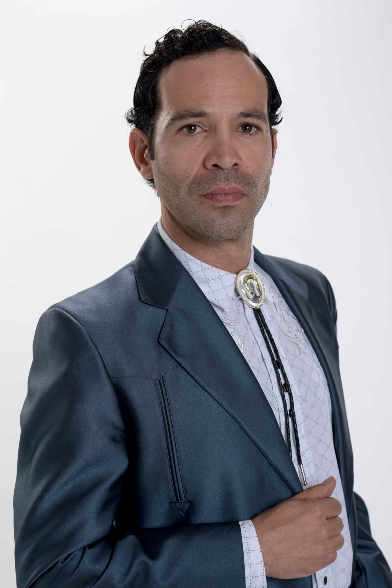 Mauricio Isaac interpreta a "Félix", un jardinero que se fue a buscar fortuna a Estados Unidos y que regresa a Santa Prudencia para conseguir la presidencia municipal.