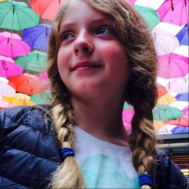 Tras la muerte de Edith González, el pasado 13 de junio, Constanza quedó bajo tutela de su padre biológico, Santiago Creel, quien está casado con Paulina Velasco Salcido desde 2010.