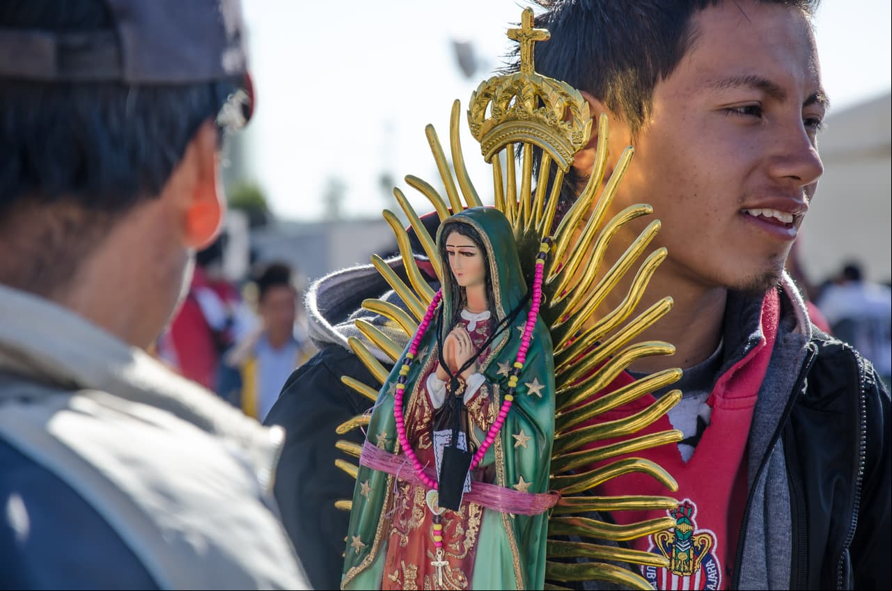 Cada 12 de diciembre, la Iglesia Católica celebra la Fiesta de Nuestra Señora de Guadalupe, ya que ese mismo día, pero en 1531, la Virgen María se le pareció a un indígena llamado Juan Diego.