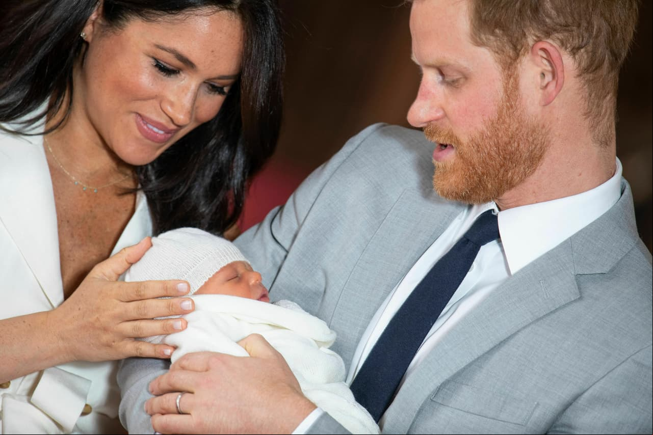 Meghan Markle y el príncipe Harry revelan el nombre de su hijo con tierna foto
