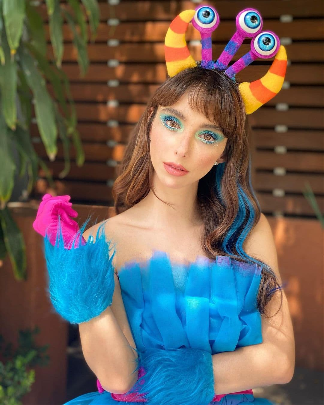Natalia Téllez decidió ser arriesgada y atrevida al copiarle el look a Monstruo, en el cual apareció con el pelo largo y un mechón pintado de azul.