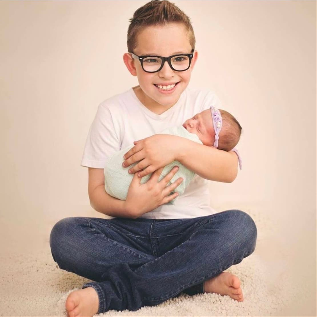 Precisamente, en junio de 2017 compartió una imagen para anunciar el nacimiento de su hermanita menor, quien llegó a completar su gran familia.