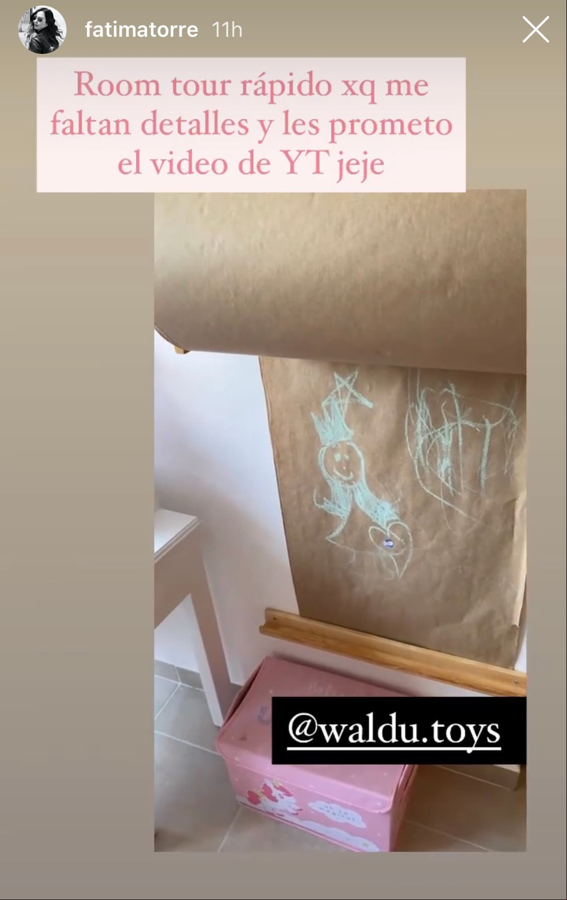 La pequeña, quien el pasado miércoles 21 de octubre cumplió tres años, también tiene un espacio para dibujar y echar a andar su creatividad, gracias a un pizarrón de papel.