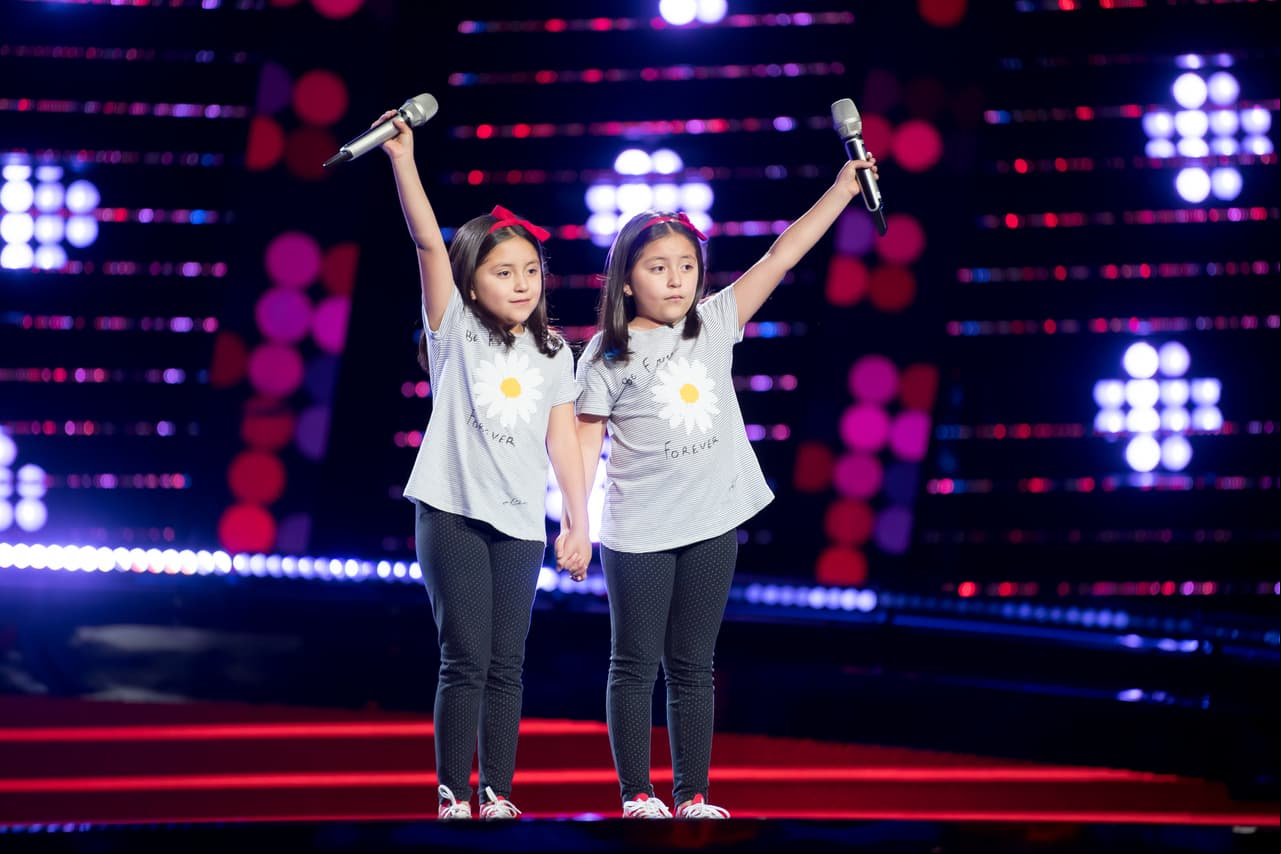 No, no estás viendo doble, al escenario llegaron Regina y Renata, quienes con su interpretación animaron al público, pero desafortunadamente ninguno de los coaches giró sus silla.