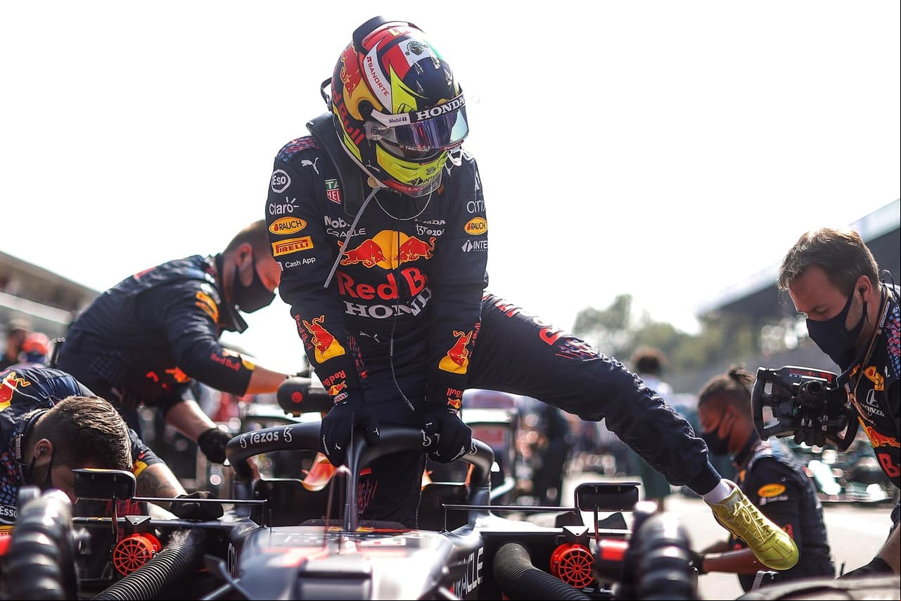 Daniel Ricciardo se lleva el Gran Premio de Italia y, en segundo lugar llegó su compañero Lando Norris, dandole a McLaren el uno dos en el podio. Max Verstappen y Lewis Hamilton tuvieron un incidente al inicio de la carrera, dejándolos fuera, mientras que Sergio Pérez llegó en tercer lugar pero tras una penalización, cayó a la quinta posición.