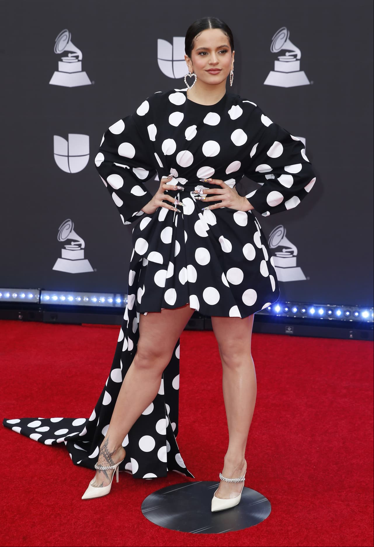 Rosalía siguió la tendencia del color negro y eligió un vestido que destaca su figura. Recordemos que la cantante está nominada este año en seis categorías, destacando ‘Canción urbana’, ‘Álbum del año’ y ‘Canción pop’.
