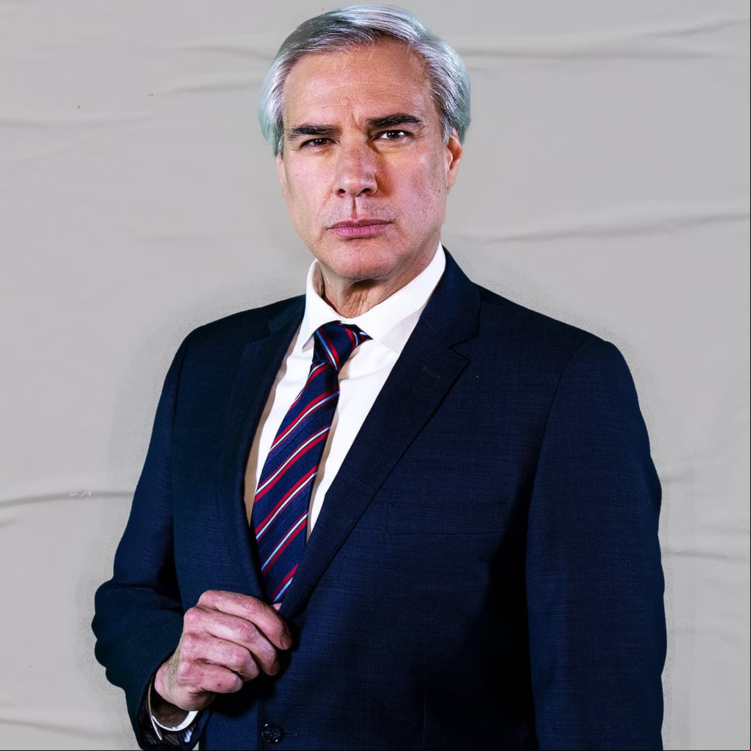 Gerardo Murguía regresa a las telenovelas como 'Claudio Reyes Alons', padre de 'Ricardo' y dueño de Empresas Reyes Alonso. Mantiene una relación amorosa con 'Oriana'.