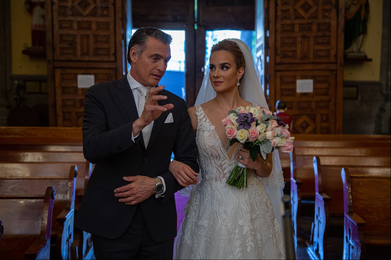 'Tyler' fue el encargado de entregar a 'Katya' en el altar.