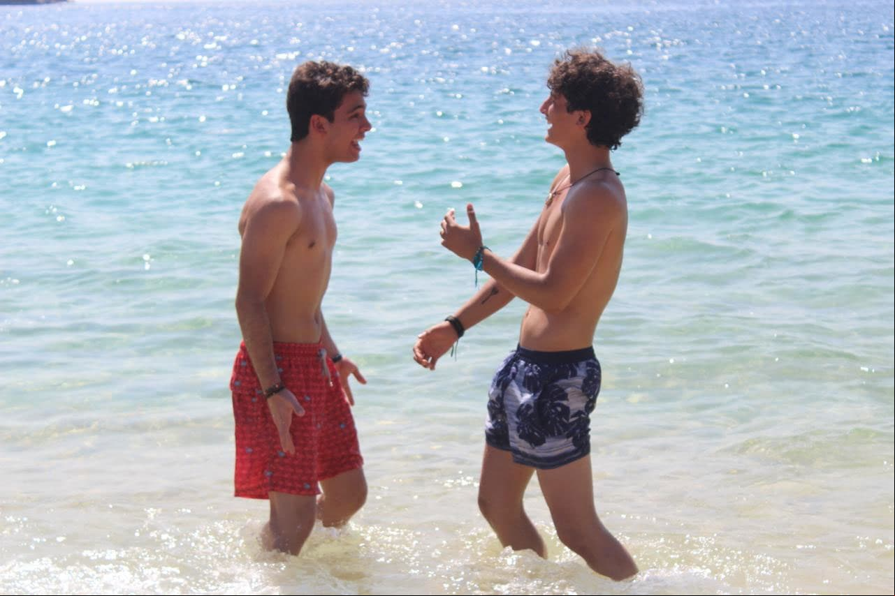 Los actores Emilio Osorio y Joaquín Bondoni, quienes dan vida a ArisTemo, grabaron estas escenas en la bahía Tangolunda en Huatulco, Oaxaca.