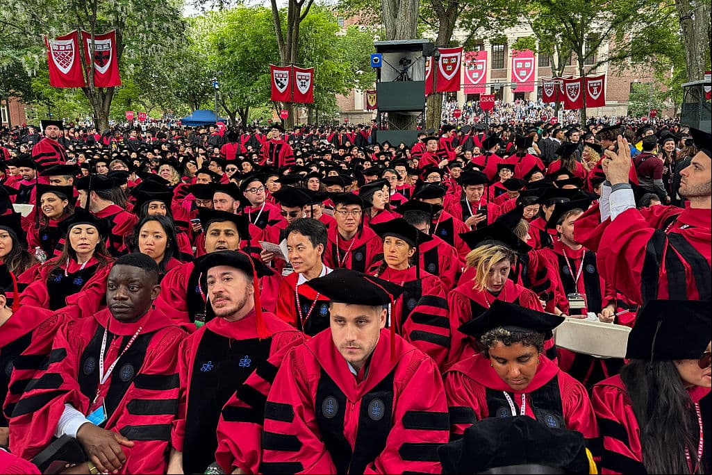 Jueza bloquea indefinidamente acciones del gobierno contra el programa de estudiantes internacionales de Harvard