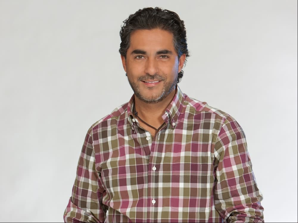 "Sí estoy saliendo con alguien ya formal. Muy contento. Y bueno, al tiempo ya se irá sabiendo, pero yo siempre quise encontrar a alguien con quien pudiera hablar, con quien me identificara, con hijos. Entonces estoy bien, muy contento", aseguró.
