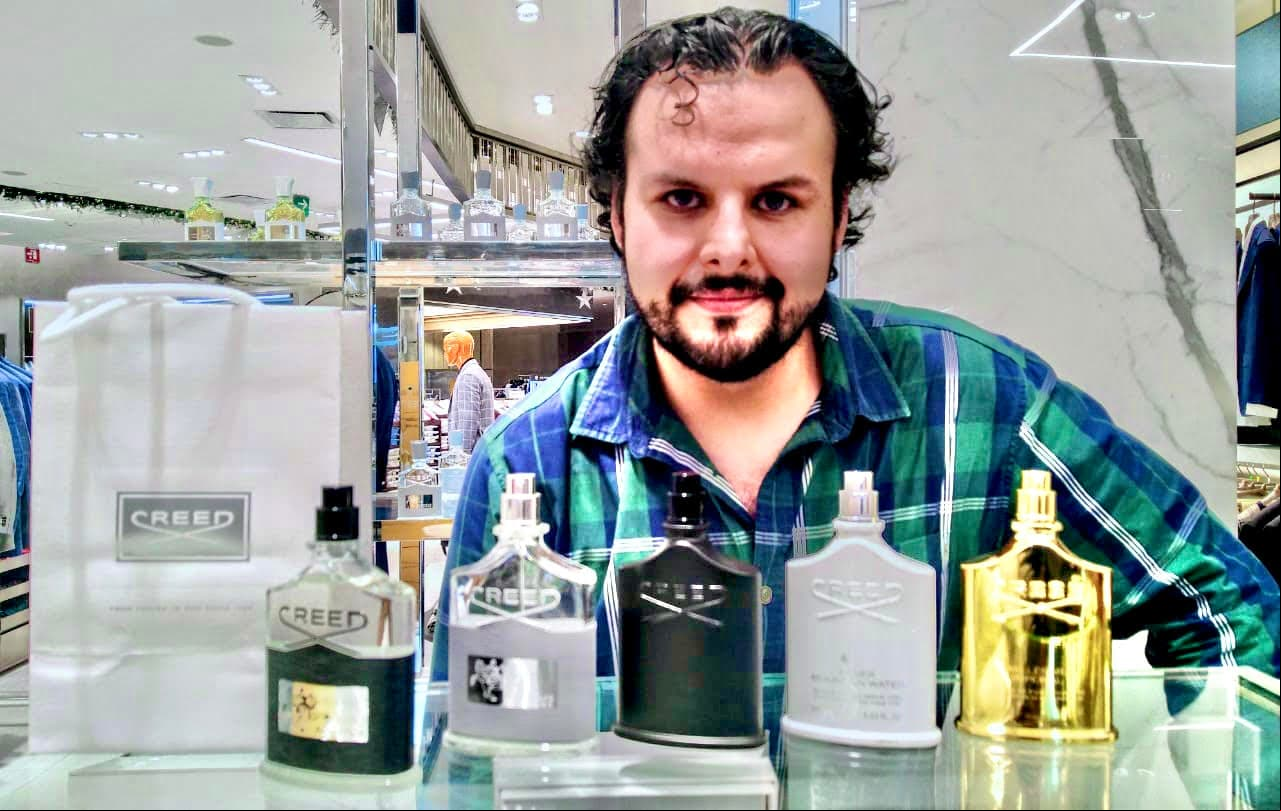 Marco Antonio Razo, quien es mejor conocido en TikTok como marckfumes, es un creador de contenido especializado en perfumería con más de 250 mil seguidores y quien busca dar reseñas y recomendaciones para todas las edades, todos los gustos y en un amplio rango de precios.