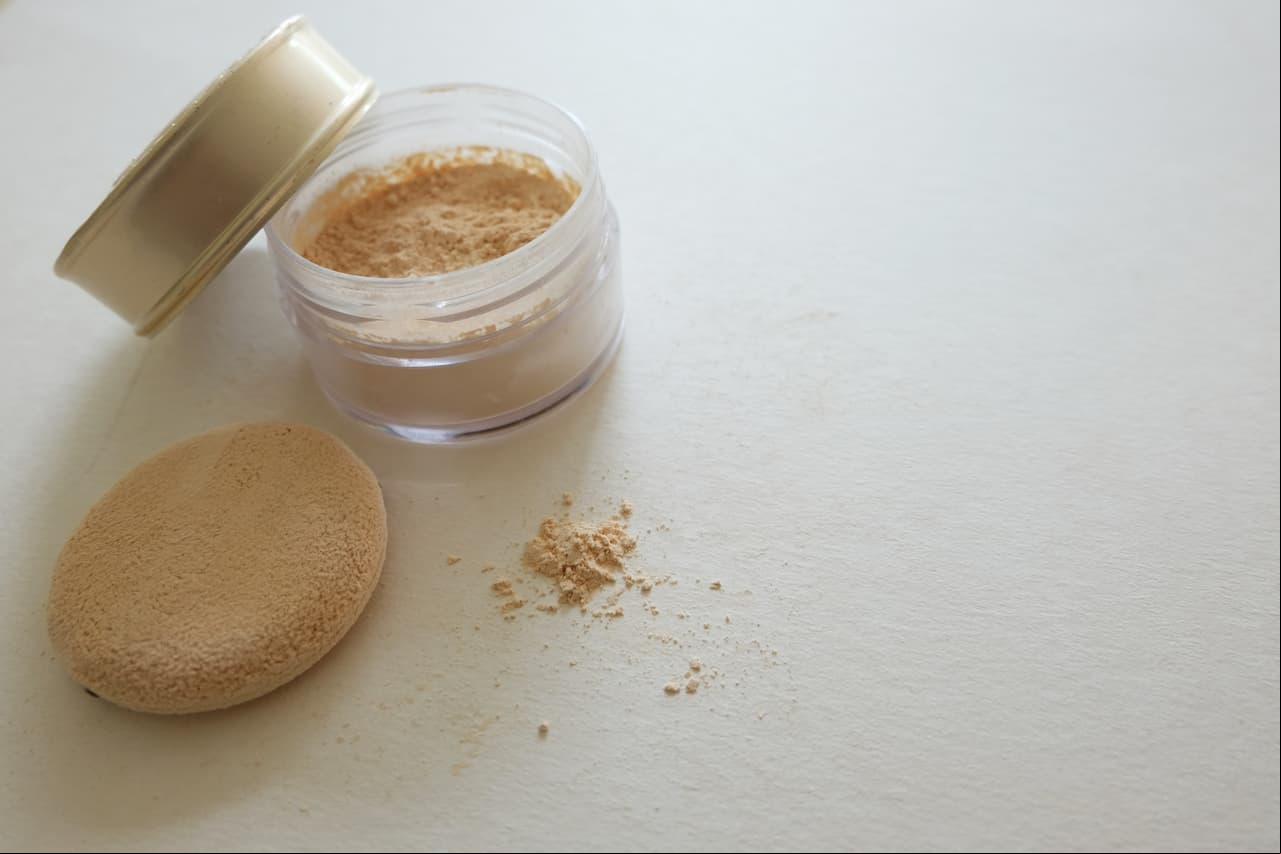 El polvo traslúcido sirve para sellar el maquillaje líquido como base, pre-corrector y corrector.