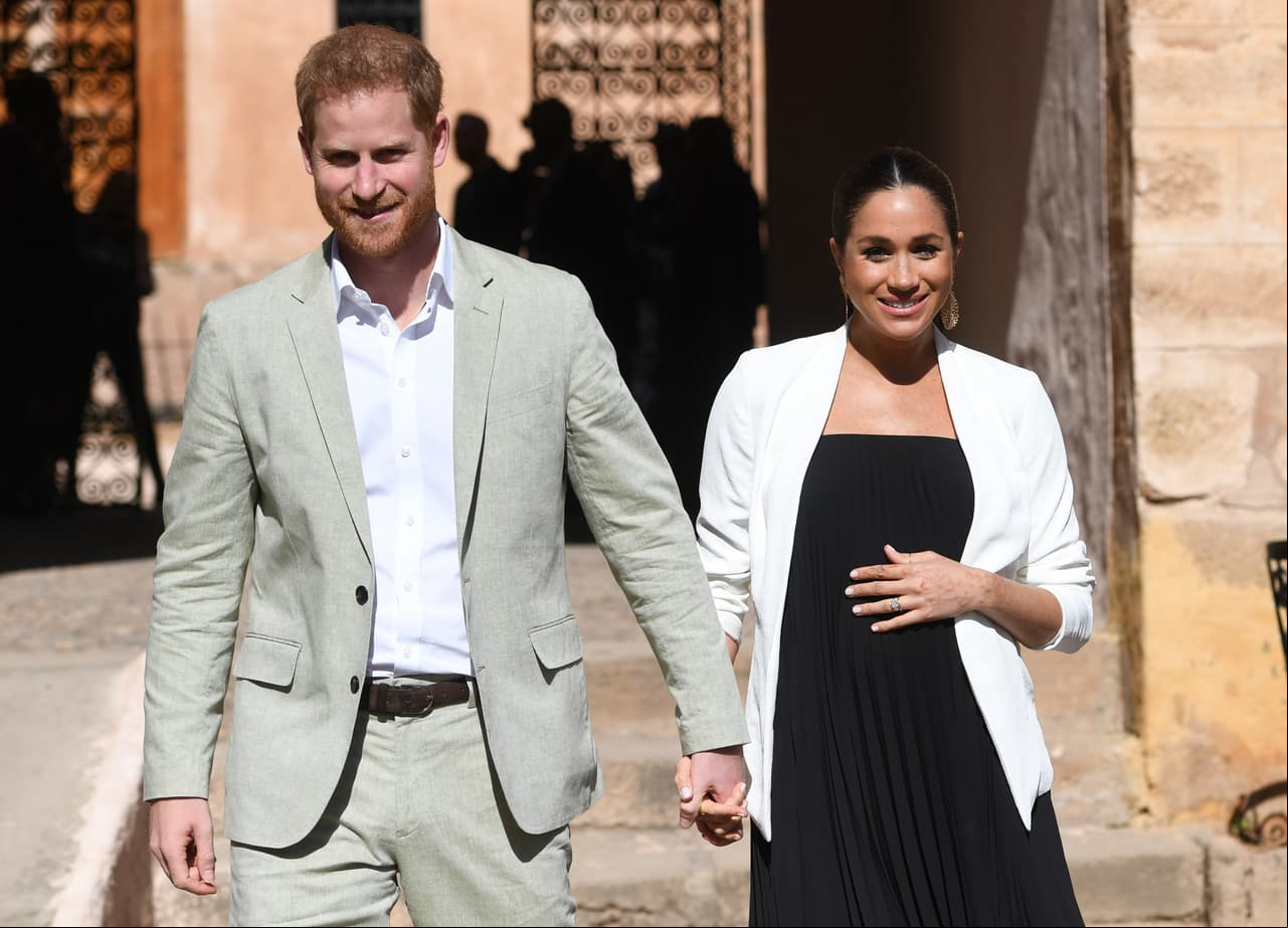 Donde algunos echaron al ruedo la teoría de que en realidad Markle no esta embrazada: “Lo siento, pero ninguna mujer embarazada de verdad se sostiene el estómago de esa manera. ¿Dónde está la madre subrogada que está escondiendo?”, escribió otro  en la cuenta del palacio de Kensington.