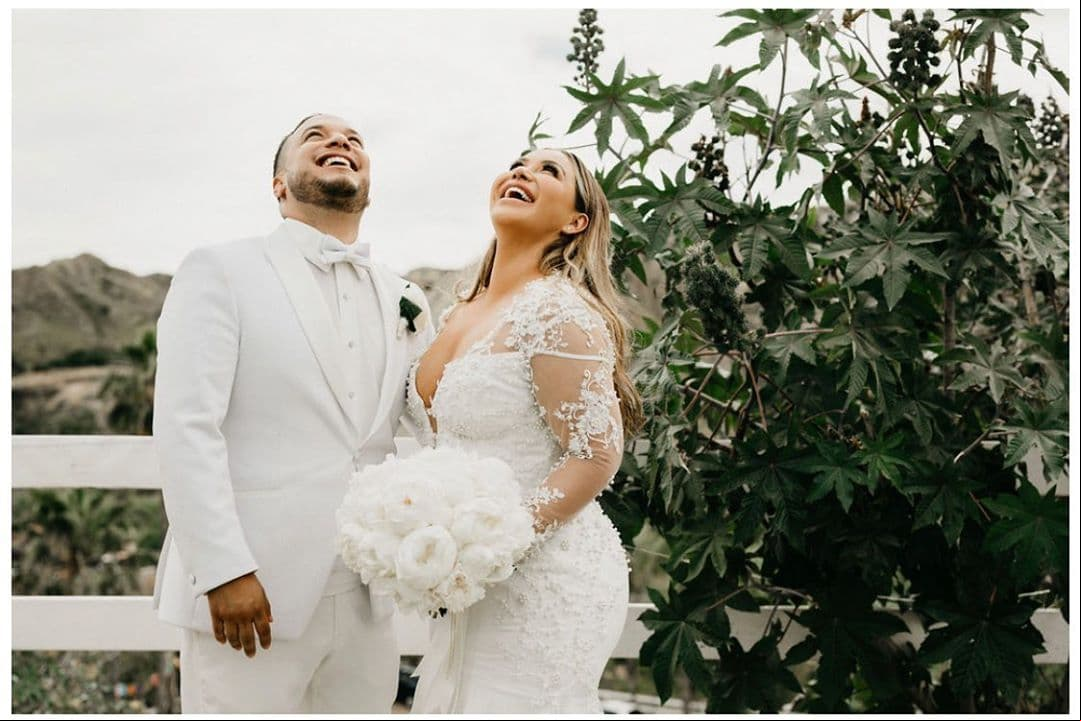 En noviembre pasado, Chiquis subió a su canal de Youtube el video de su boda, donde reveló que sus hermanos la entregaron en el altar y que contó con algunos objetos personales que le recordaron a su madre Jenni Rivera, mientras que Lorenzo hizo lo mismo con cosas de su padre Juan Méndez.