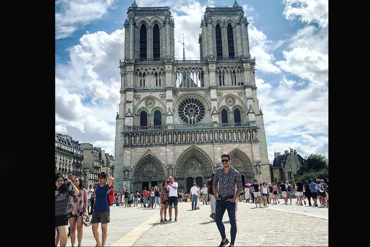 Carlos Rivera publicó en Instagram una foto donde aparece en la catedral, acompañado del texto: “Qué tristeza”.