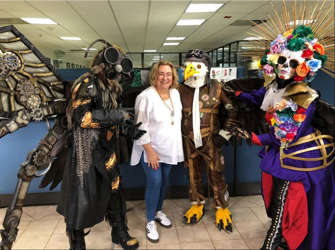 Celebridades de ¿Quién es la máscara? visitaron a la productora Carmen Armendáriz