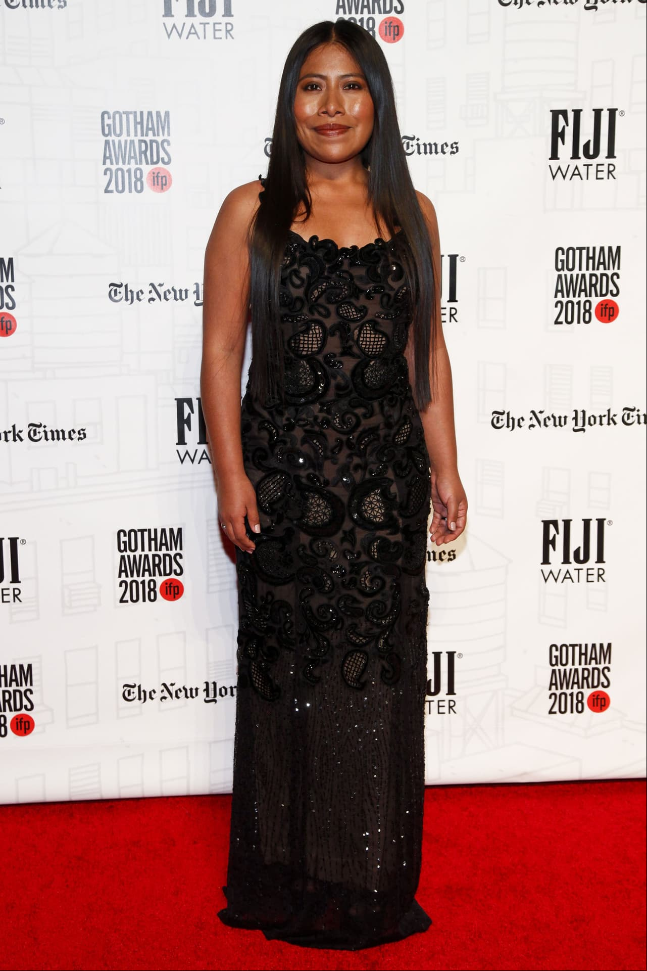 En la alfombra roja de los IFP Gotham Awards, en la ciudad de Nueva York, la actriz lució un vestido negro de J. Mendel y el calzado de Brian Atwood.