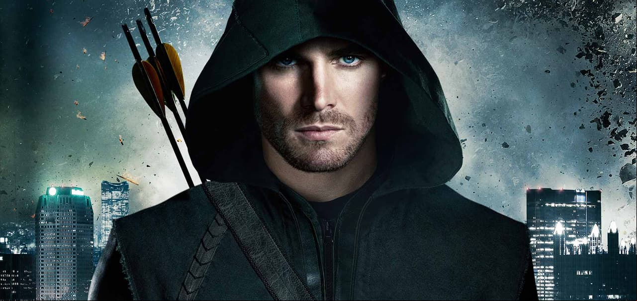 Las empresas de Oliver Queen, el que combate el crimen bajo la identidad de Green Arrow, ocupan el tercer sitio con 895 mil dólares.