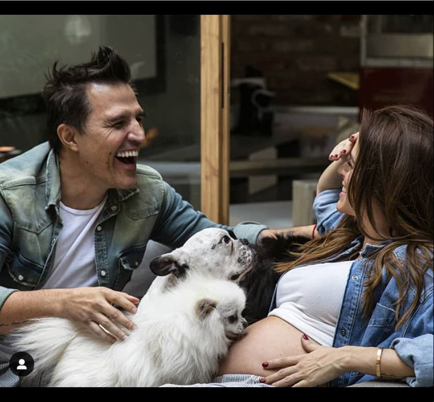 Claudia y Billy están contando los días para conocer a Kira, quien llega a completar su familia.
