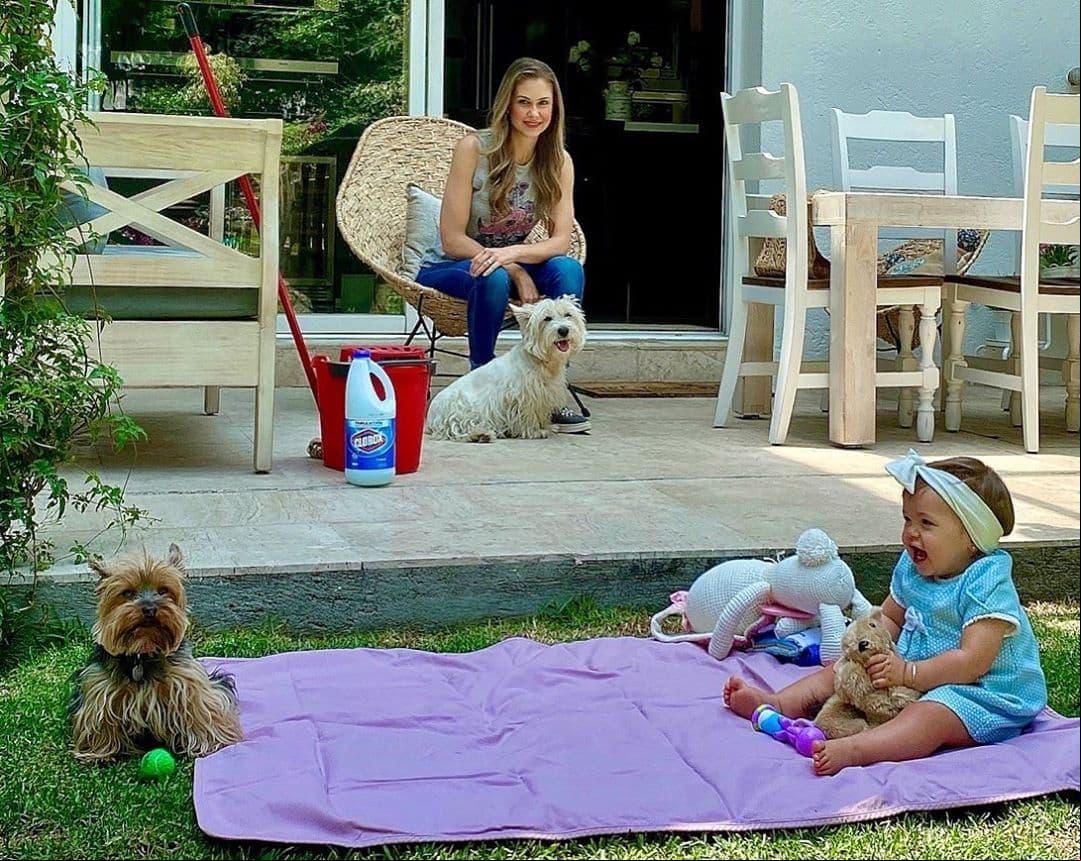 A la entrada del jardín hay un pequeño comedor en tonos claros, que hacen juego con el resto de los muebles.