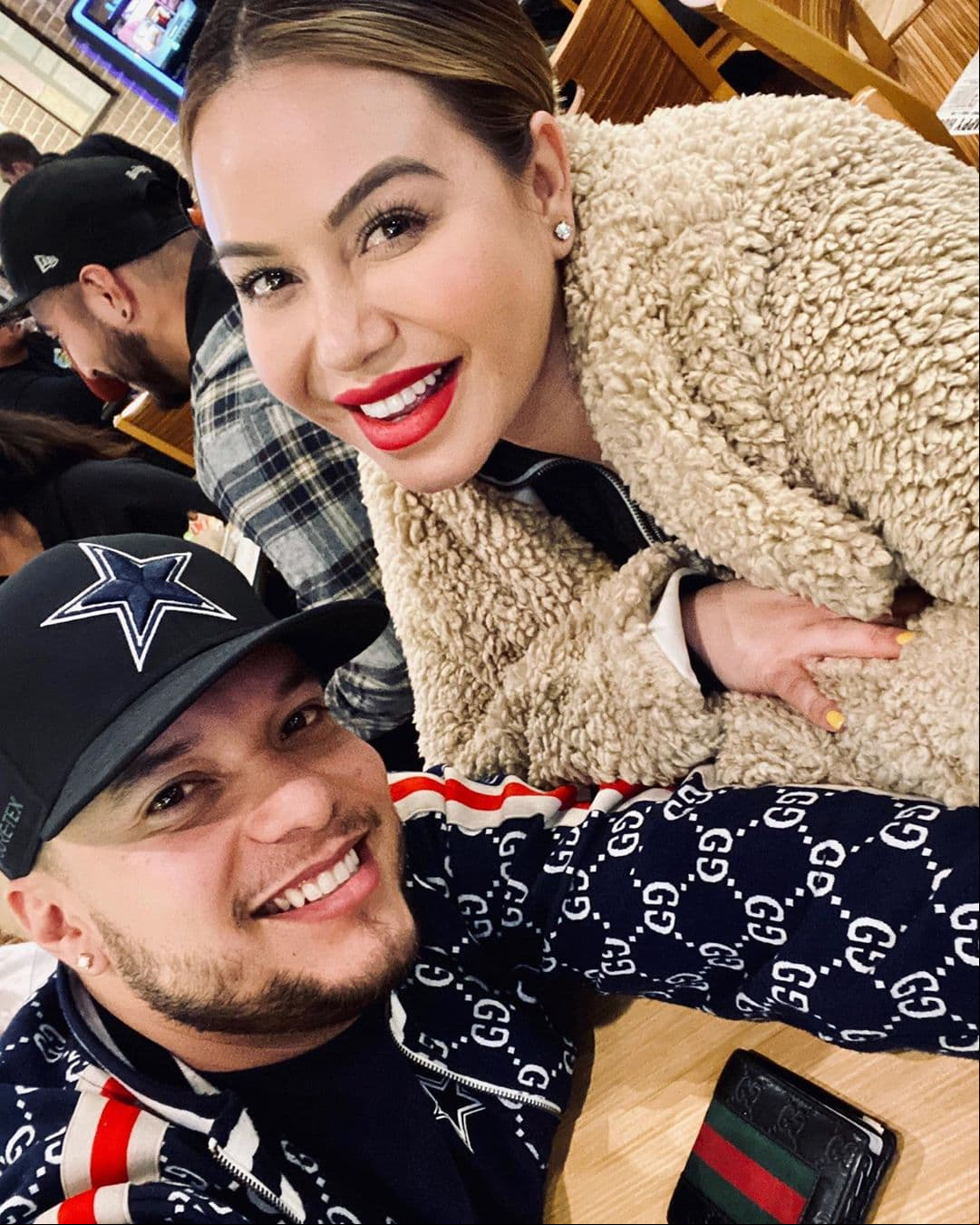 Semanas antes de cumplir su primer año como casados, Chiquis confirmó que estaban separados. “Él está tomando terapia y yo también. Ahorita solo estamos reflexionando cada uno. Esto son cosas que pasan y pues ya en un mes vamos a cumplir el primer año de casados”, dijo la cantante.