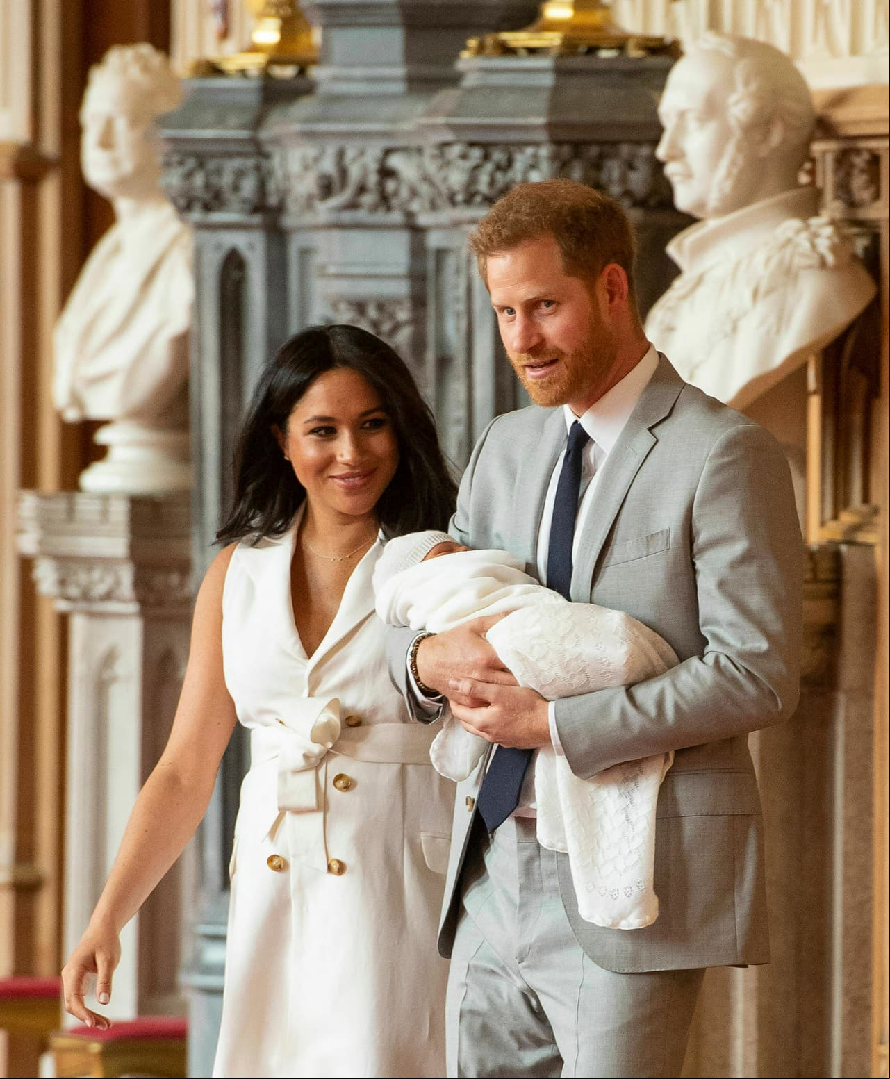 “Estamos complacidos de anunciar que Sus Altezas Reales, el Duque y la Duquesa de Sussex recibieron a su primogénito en las primeras horas de 6 de mayo del 2019. El hijo de Sus Altezas Reales pesó tres kilos 300 gramos. La Duquesa y el bebé se encuentran bien y saludables, y la pareja agradece a los  del público por compartir su emoción y por su apoyo durante este especial momento de sus vidas", indicaron.
