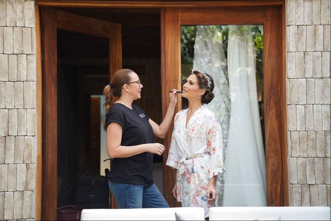 Bianca cuidó al máximo todos los detalles de este evento, por ello recurrió a Cristina Cuellar para encargarse de su maquillaje. “Fue un gran experiencia arreglar para su boda a la gran Bianca Marroquín. Es tan dulce y tan humana, tan sensible y determinada, ¡gracias de corazón!”, expresó la maquilladora en su cuenta de Instagram.