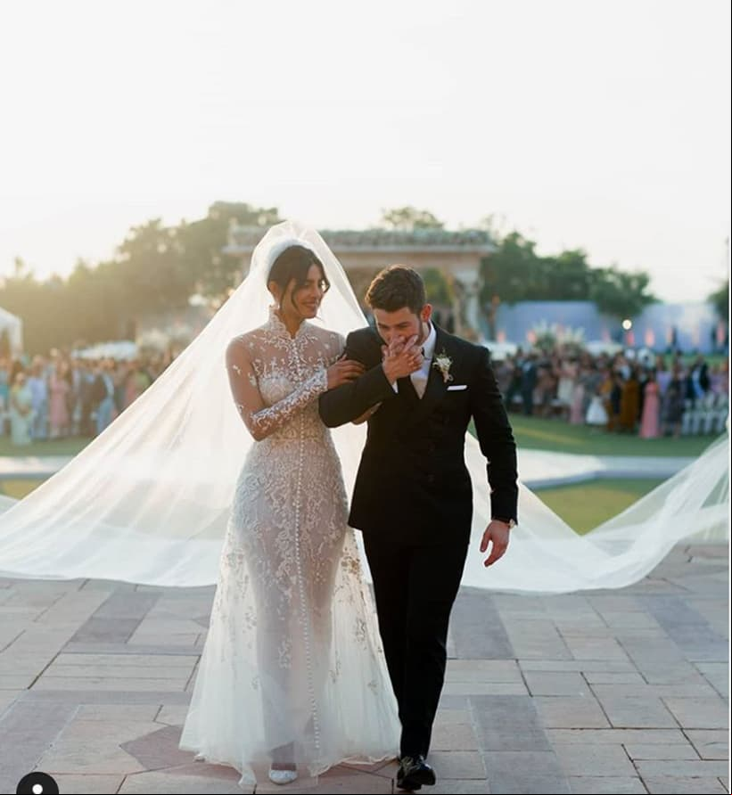 Priyanka Chopra y Nick Jonas decidieron sellar su amor con dos ceremonias, una hinduista y otra cristiana, en diciembre de 2018. De acuerdo con el portal ¡Hola! México, en el Palacio Umaid Bhawan de Jodhpur, en India, se realizó la boda cristiana en la que la actriz lució hermosa con un diseño de Ralph Lauren cuajado de bordados elaborados a mano, además de contar con lentejuelas y cristales de Swarovski.