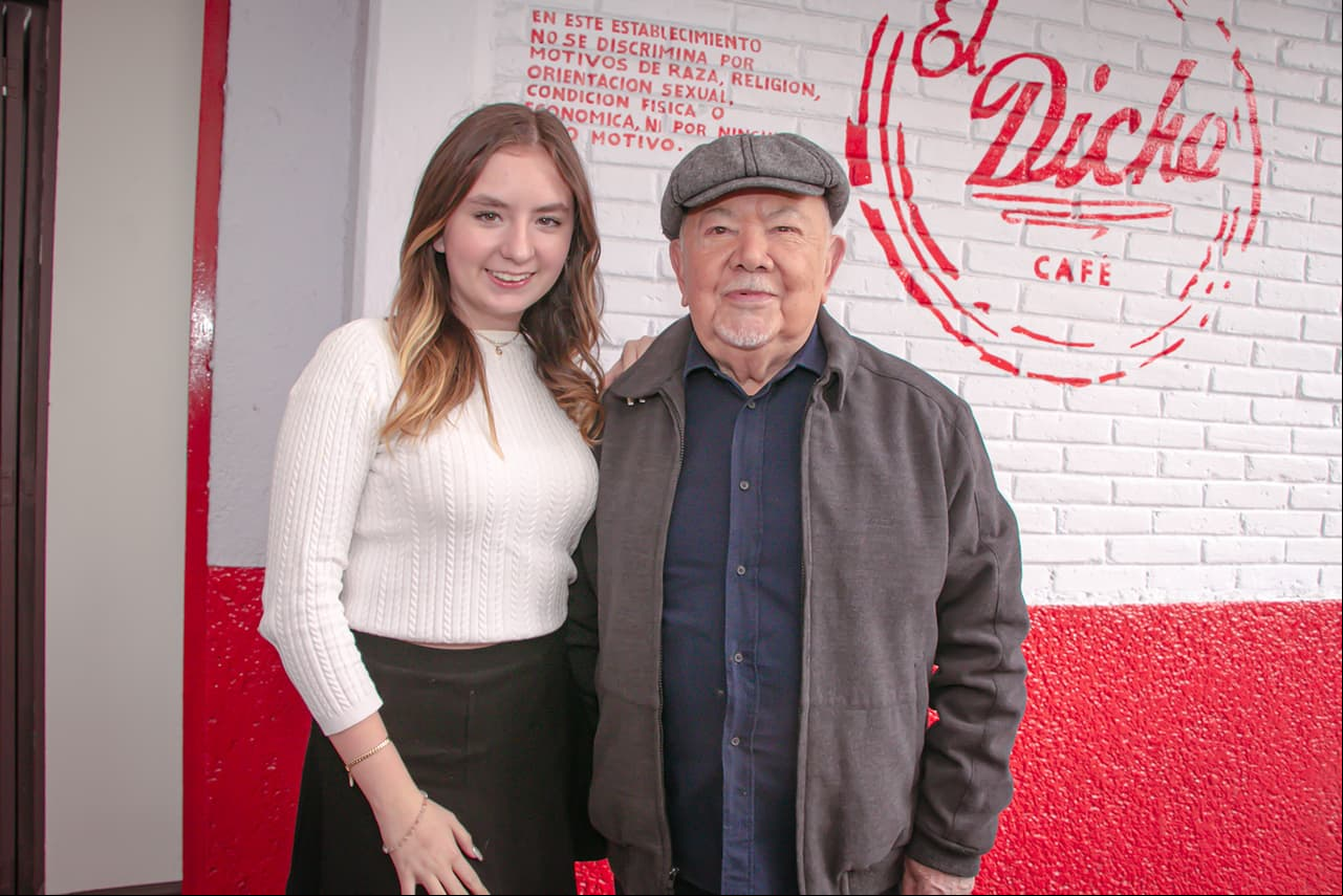 El primer actor también celebró con pastel y las tradicionales 'Mañanitas'.
