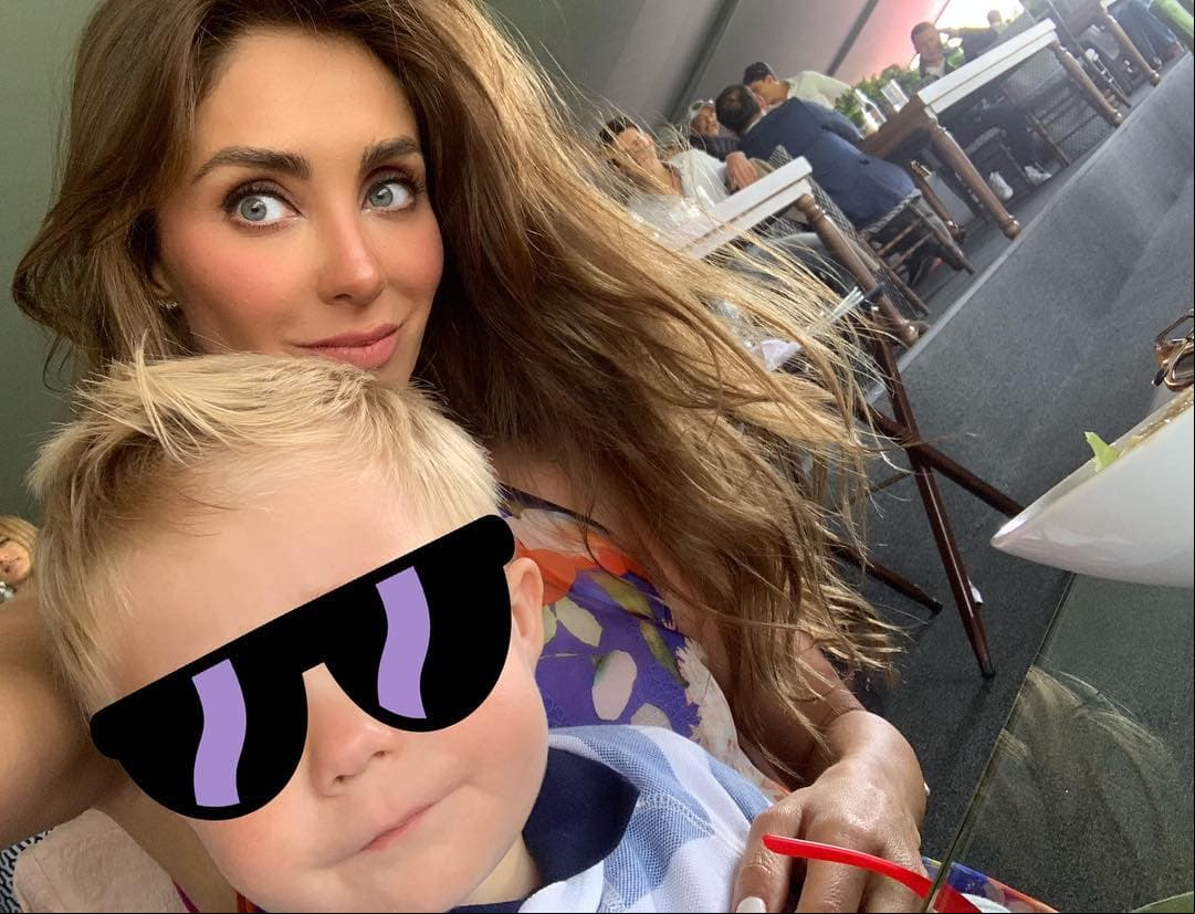 A pesar de que Anahí solía compartir con mayor frecuencia imágenes de su hijo, con el tiempo fue borrando algunas, dejando solamente aquellas en las que no muestra por completo el rostro del bebé.