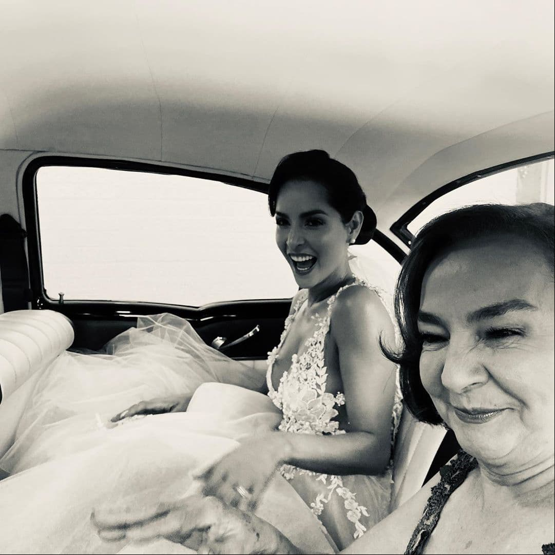 De la mano de su madre, la señora Betty Barrios, Carmen llegó al altar que fue construido frente al mar, convirtiéndose en uno de los momentos más emotivos de la boda, ya que todos hubieran querido que su papá, Pedro Villalobos, hubiera estado allí, ya que lamentablemente murió hace dos años.