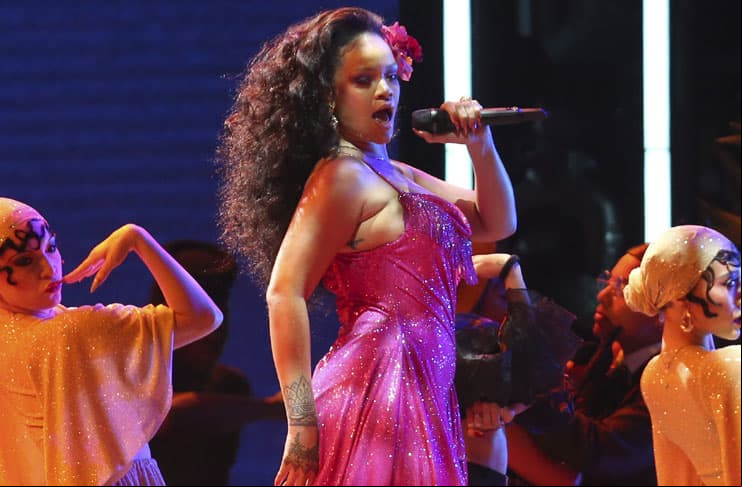 Rihanna provoca rumores de embarazo y un cantante ya está desconsolado