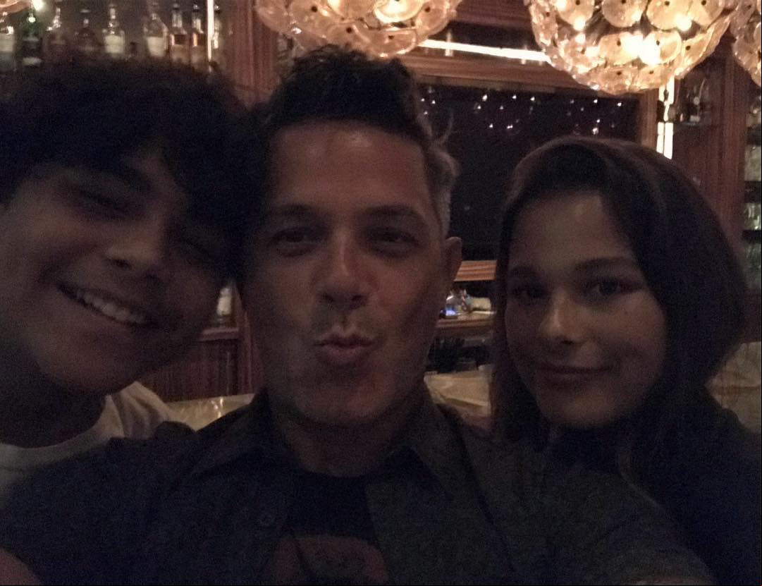 Sanz tiene otros dos hijos, Manuela y Alexander, fruto de sus relaciones pasadas, situación que no incomodó a Perera, ya que tiene una buena convivencia con ellos.