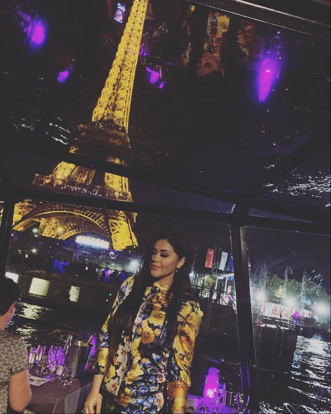 Además de hacer compras y disfrutar de algunos de los lugares más concurridos de París, Araceli no dejó pasar la oportunidad y se tomó una fotografía frente a la Torre Eiffel.